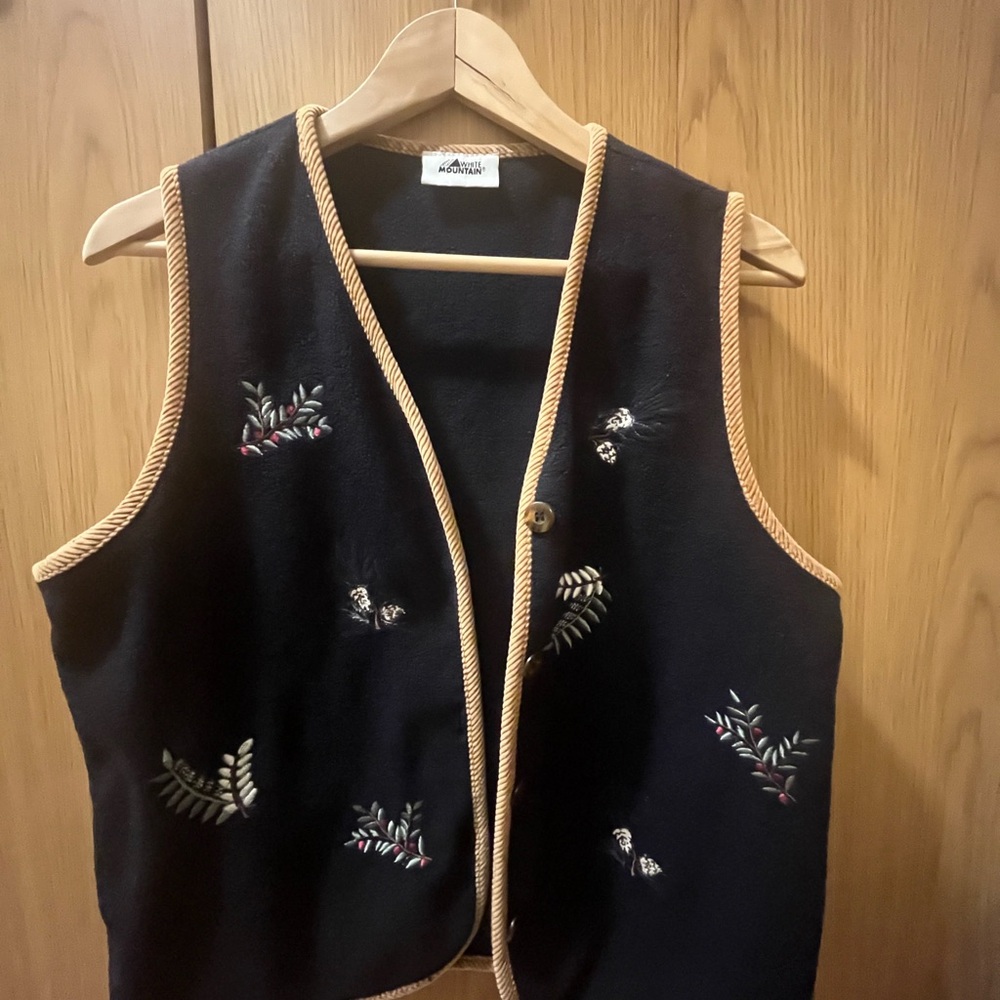 White Mountain Black Vest with Tan Detailing